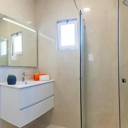 Villa In Albufeira With Rooftop Sea Views *