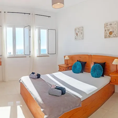 Villa In Albufeira With Rooftop Sea Views